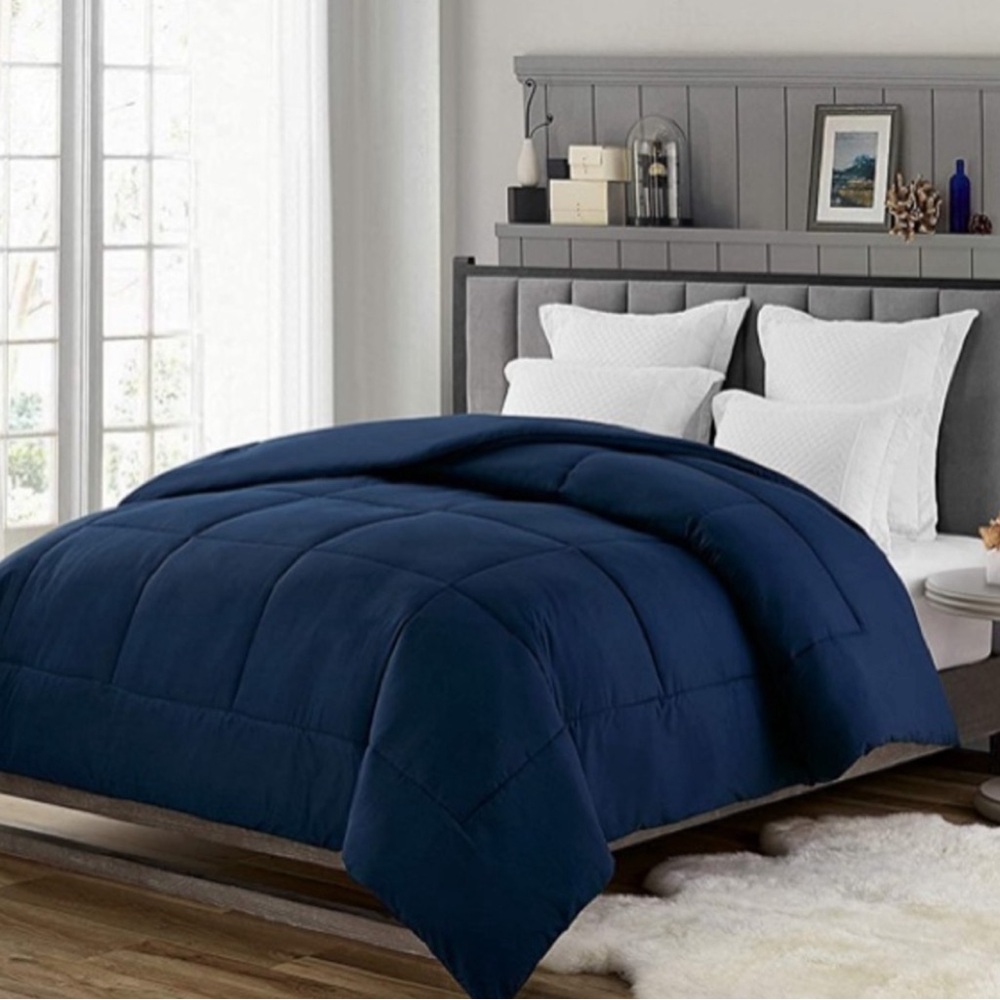 NWT Swift Home All Season Classic Light Warmth Down Alternative Comforter Navy